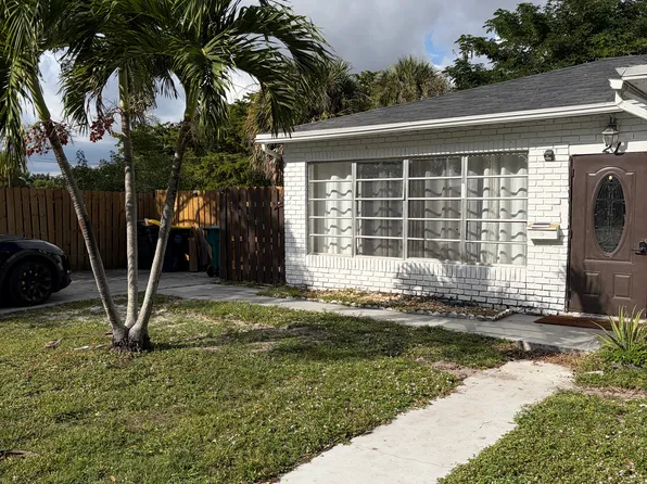 21 SE 13th Ter, Dania, FL 33004