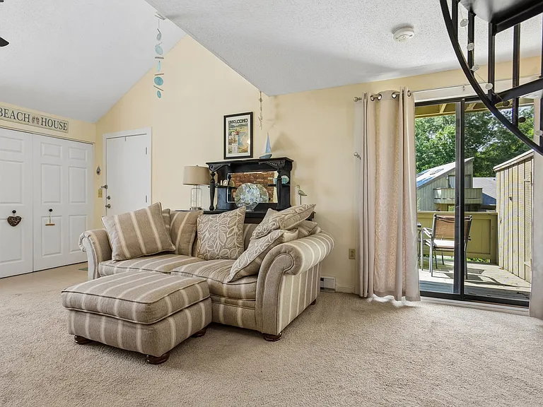42 Quidnet Ct — Photo 14
