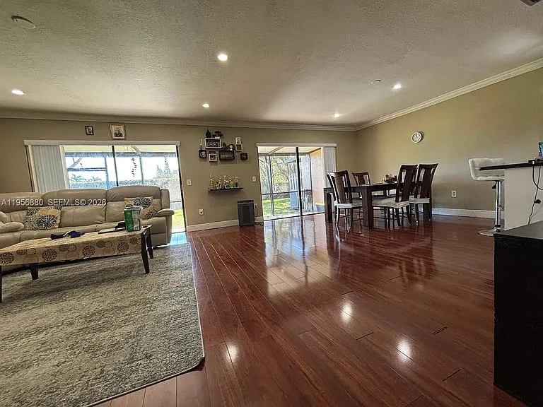 232 Lakeside Cir — Photo 3