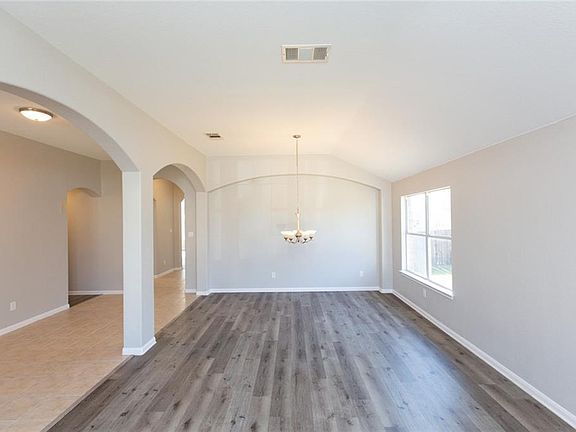 4th image of 909 Abbeyglen Castle Dr