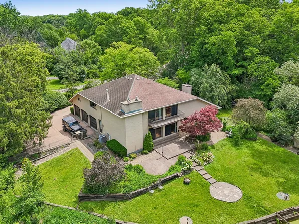 1191 Hunters Ln, Libertyville, IL 60048