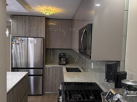 4th image of 2942 W 5th St #9JJ