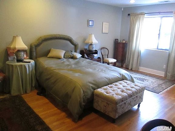5th image of 40 Acorn Ponds Dr