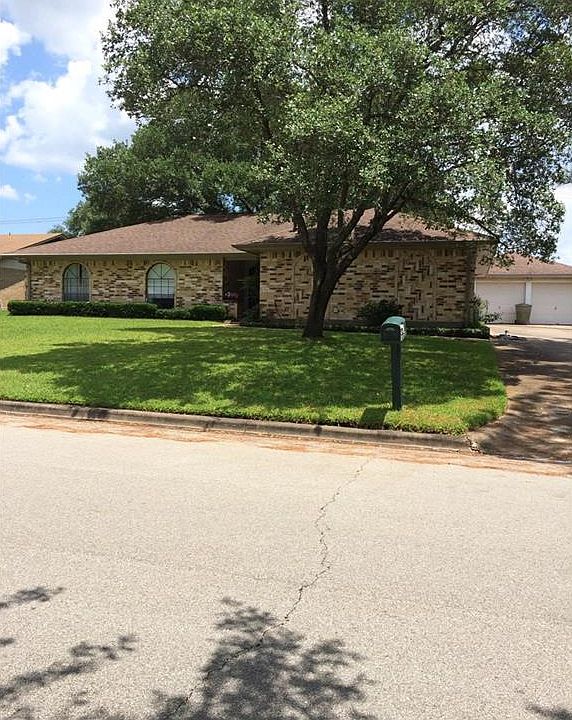 1st image of 2202 Quail Hollow Dr