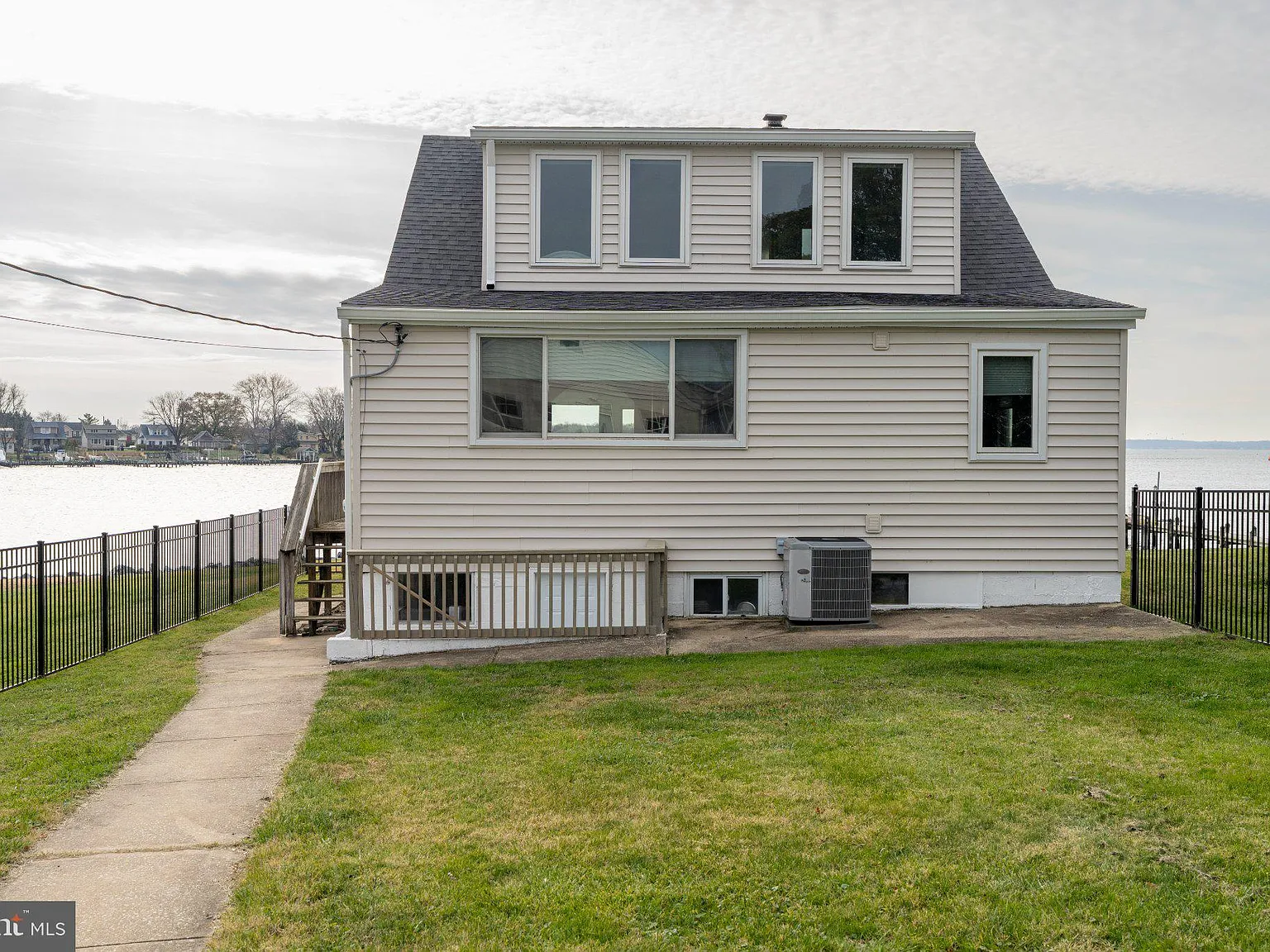 3 bed, 2.0 bath, 1477 sqft, $3,600 — Photo 2