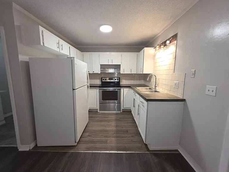 843 Grove Ave — Photo 2