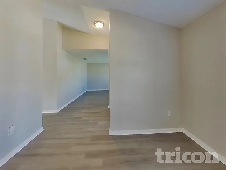 1044 Darlington Ct — Photo 4