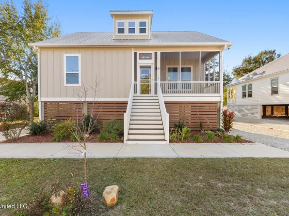 105 Adrienne Ct, Waveland, MS 39576