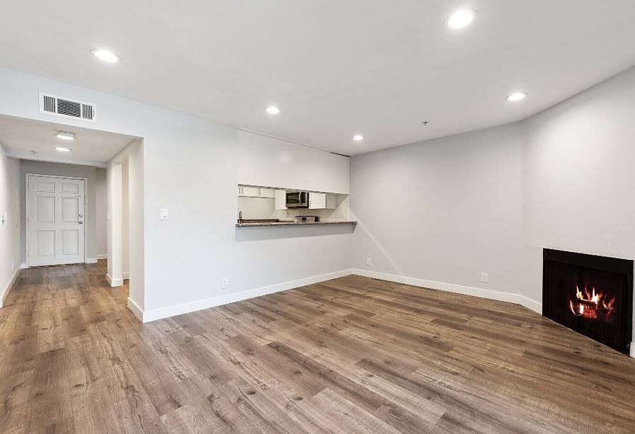1st image of 940 N Orange Dr #10