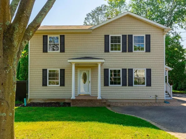 290 Lake Avenue, Nesconset, NY 11767