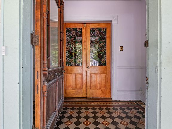 5th image of 20 E Lincoln Ave
