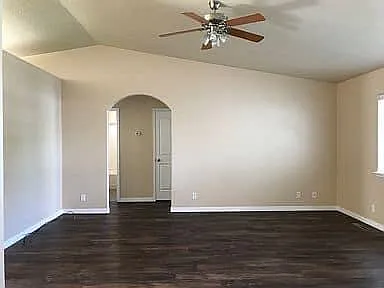1318 Ashley Dr — Photo 2