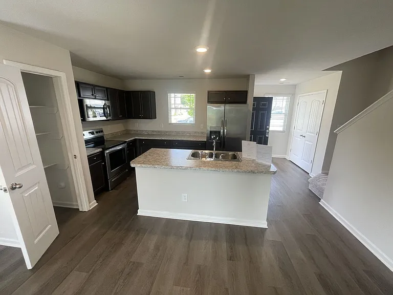 1100 Peony Ln — Photo 4