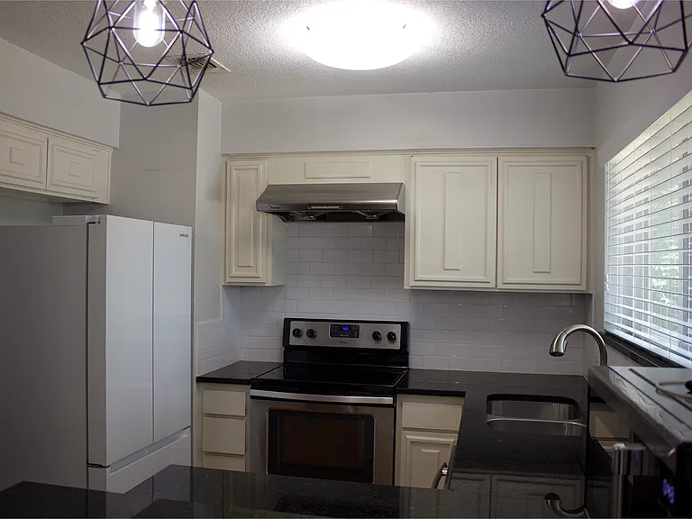 2305 Harvard Dr — Photo 7