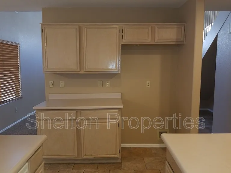 6822 W Louise Dr — Photo 5