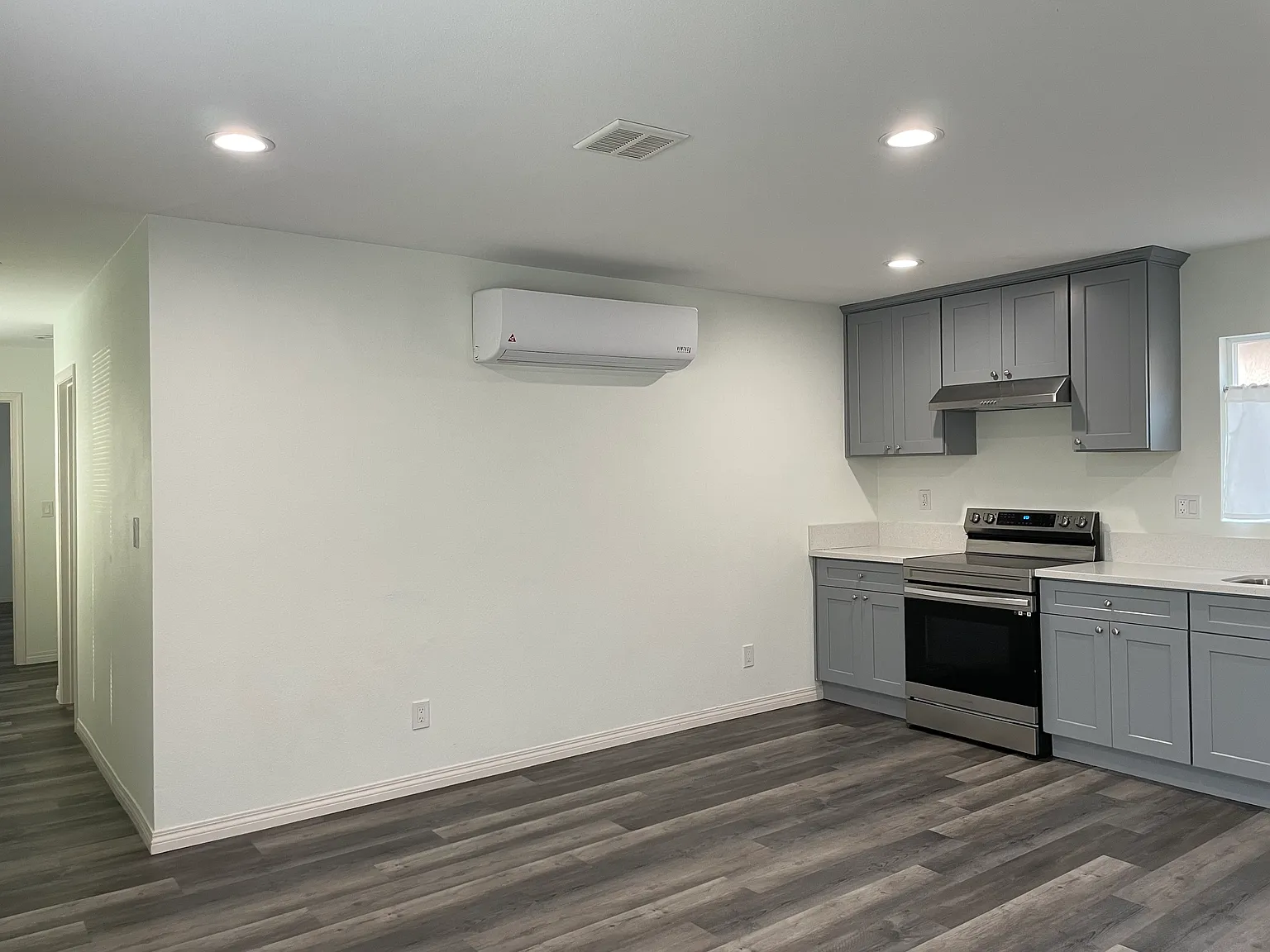 2 bed, 810 sqft, $2,400 — Photo 2