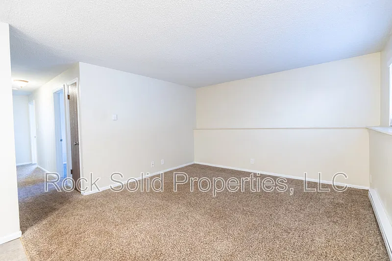 3 bed, 1.0 bath, 950 sqft, $1,250 — Photo 3