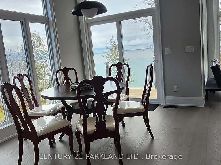 15 Stanley Ave — Photo 12