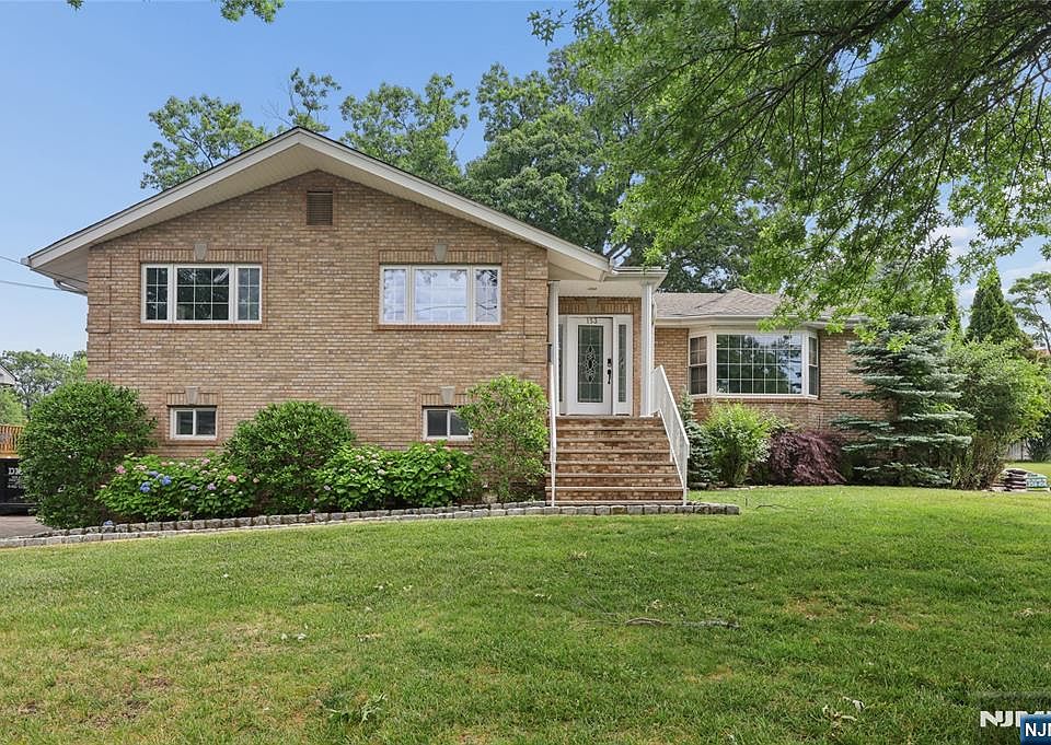 1st image of 153 Charlotte Pl