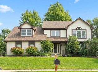 450 Lakeview Dr, Aurora, IL 60506