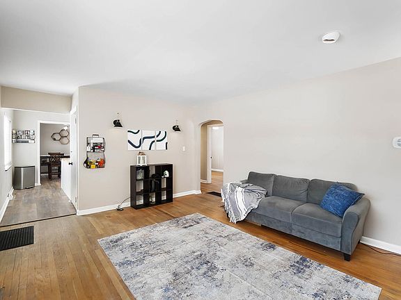 4th image of 10 Sweetbriar Ave