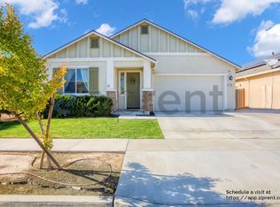 1104 Greenbrier Dr, Hanford, CA 93230