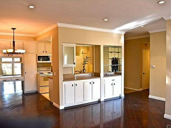 3rd image of 14115 Moorpark St APT 208