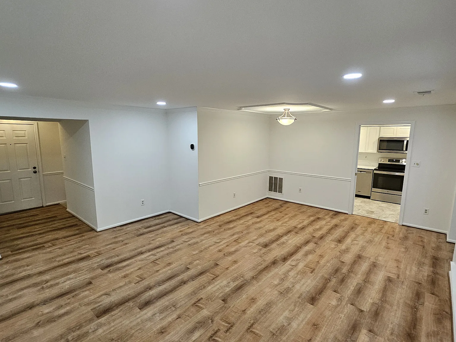 5715 Brewer House Cir — Photo 3