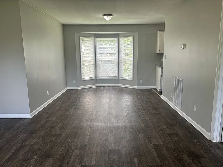 1237 Kendall Dr — Photo 4