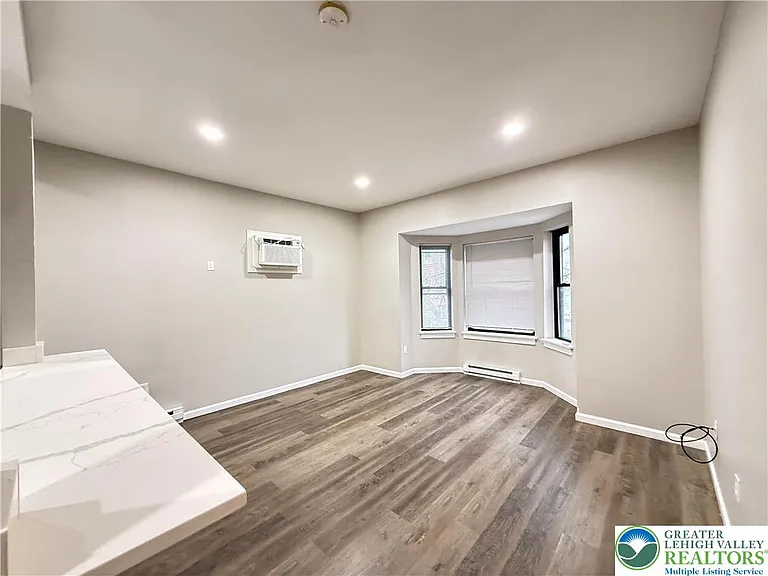 202 N 6th St #203 — Photo 8