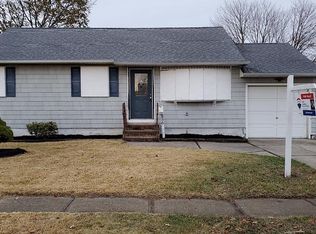 56 Frank St, Lindenhurst, NY 11757