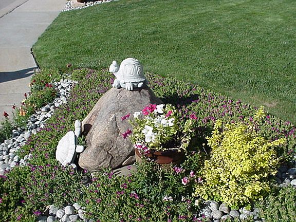 FRONT LAWN DECORATIVE ACCENT