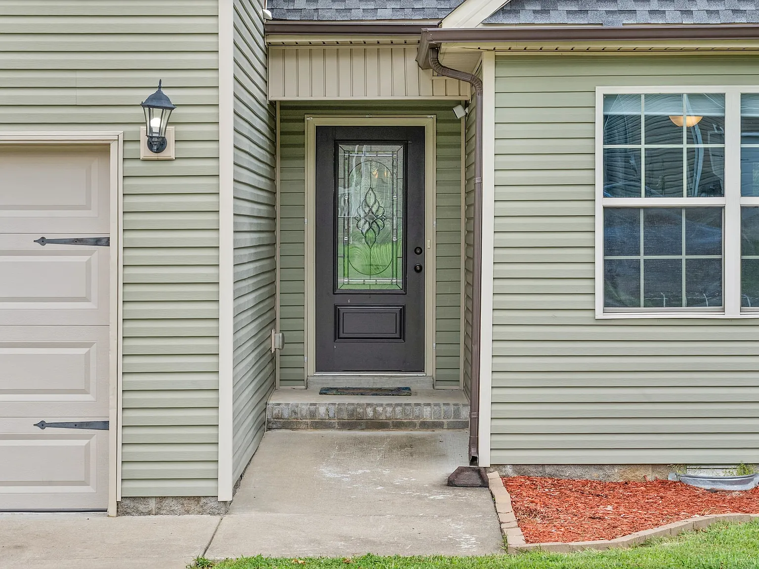 4 bed, 2.5 bath, 1910 sqft, $2,100 — Photo 3
