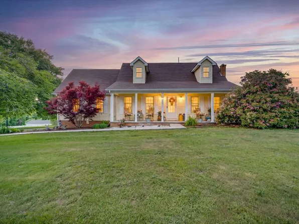 33307 Graceland Ln, Glade Spring, VA 24340