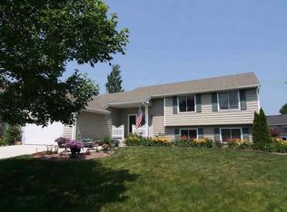 320 Sinnen Cir, Chanhassen, MN 55317