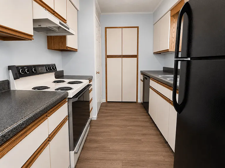 Coach House Apartments — Photo 27