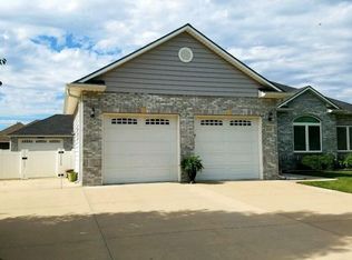 1102 Barberry Dr, Hutchinson, KS 67502