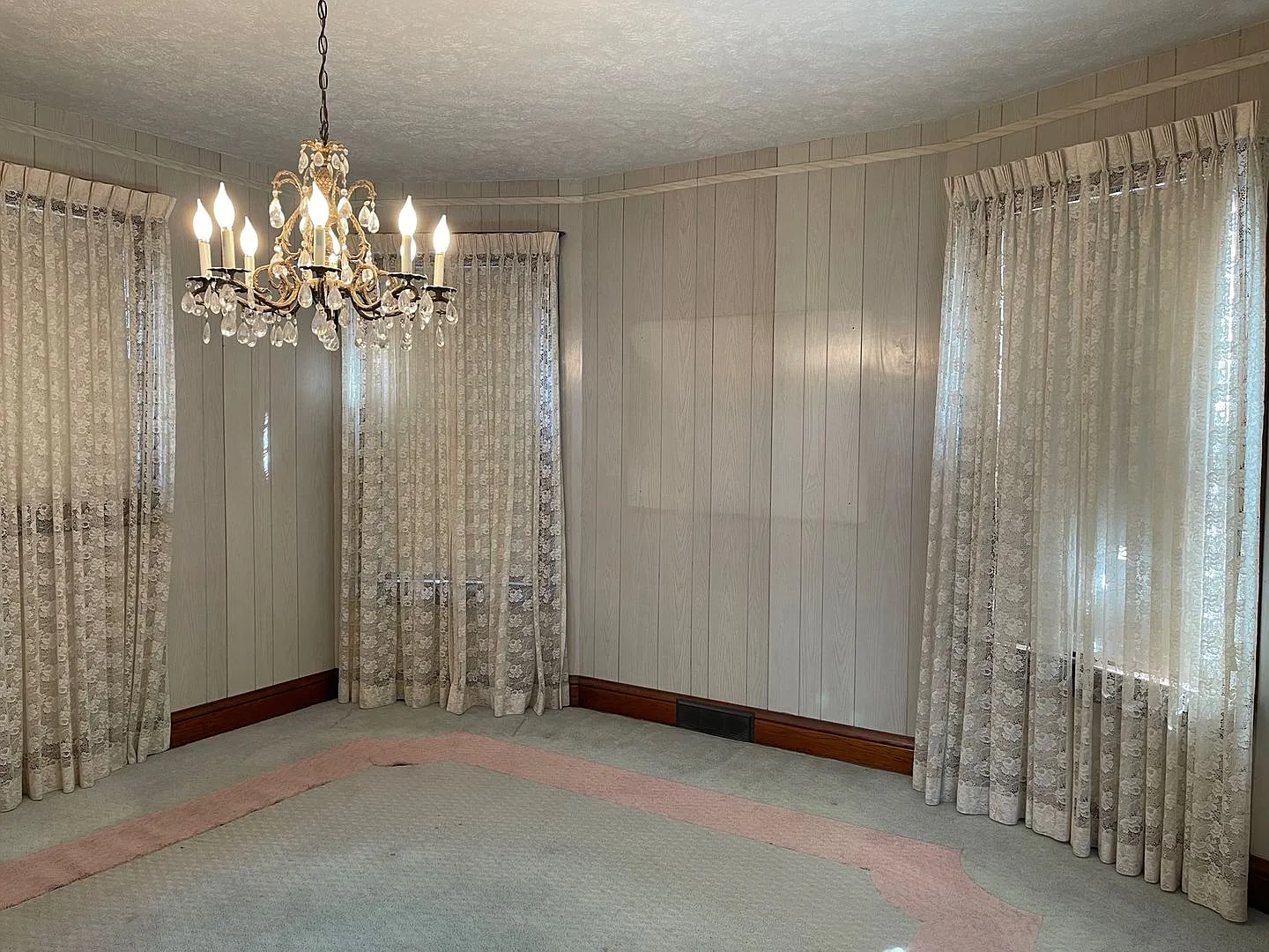 Cute & Retro 3 Bedroom Home in Midtown w/ Garage! — Photo 3