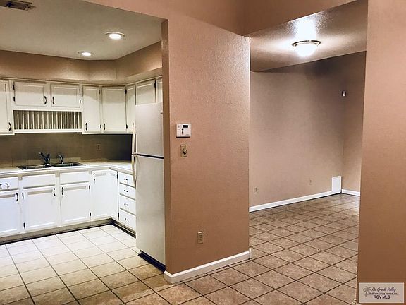 3rd image of 403 Pera Ave