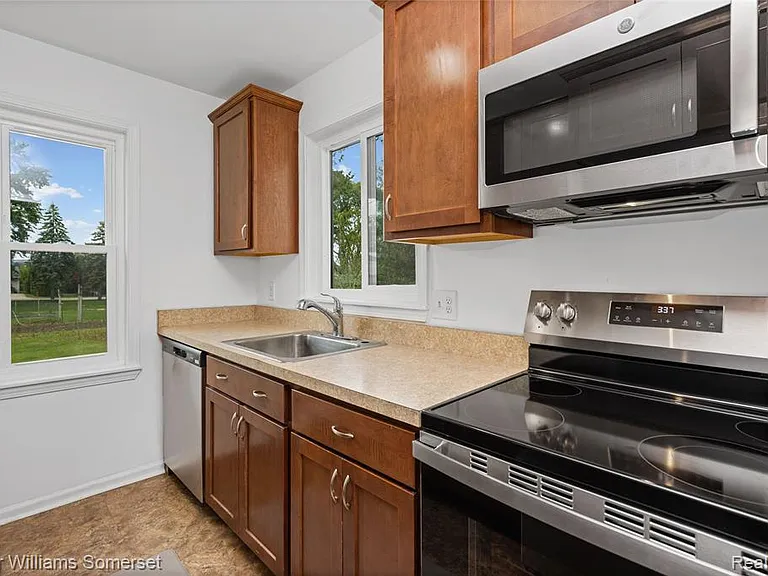 90 Tacoma Dr — Photo 13