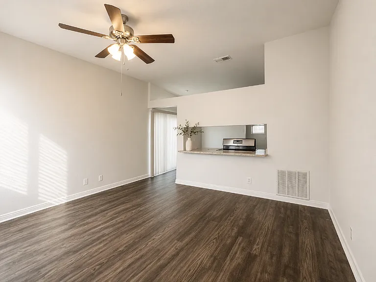 4001 Colonial Sun Dr — Photo 3