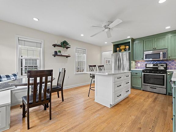 4th image of 621 East Hampton ROAD