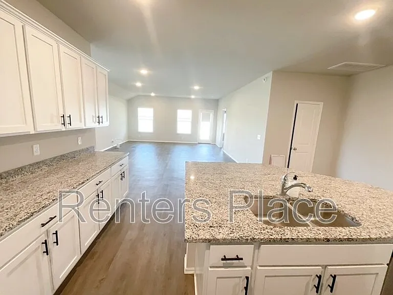 3318 N 23rd West Ave — Photo 6