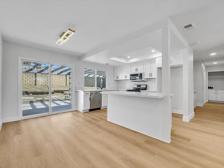 1052 W Quince St — Photo 3