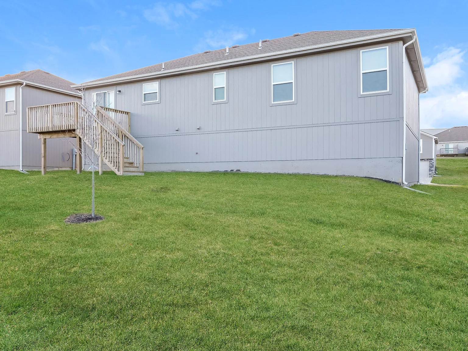 4 bed, 3.0 bath, 1959 sqft, $2,299 — Photo 2