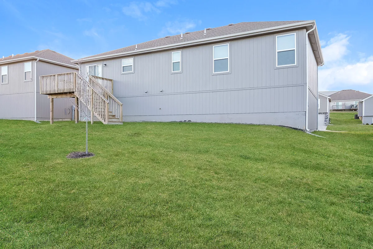 Building Photo - 901 NW Hilltop Ln