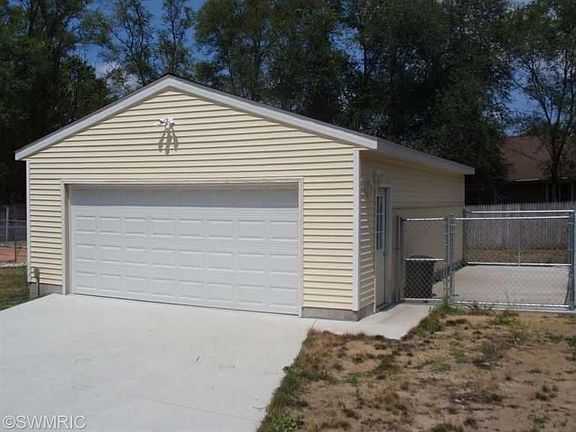 2nd image of 1916 Oak Park Dr