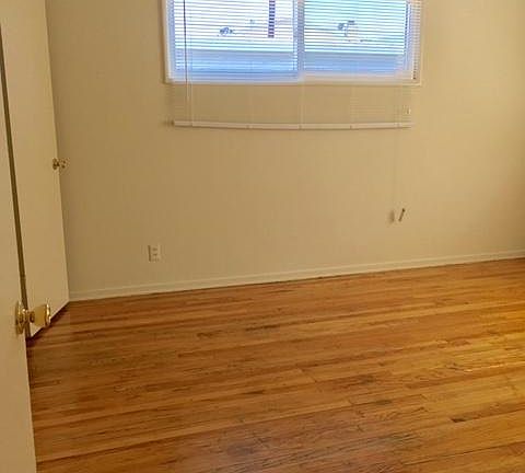 4th image of 11647 Hamlin St #1