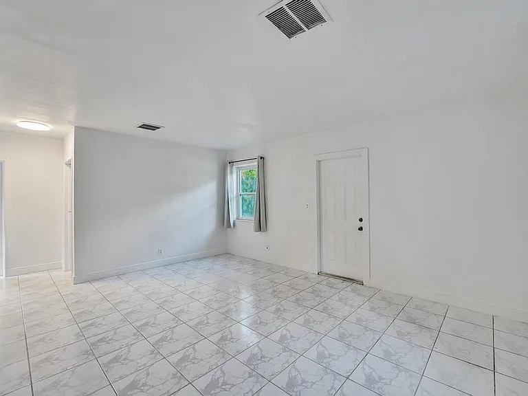1836 SW 9th Ave — Photo 6