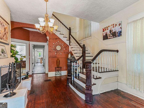 3rd image of 211 W 34th St